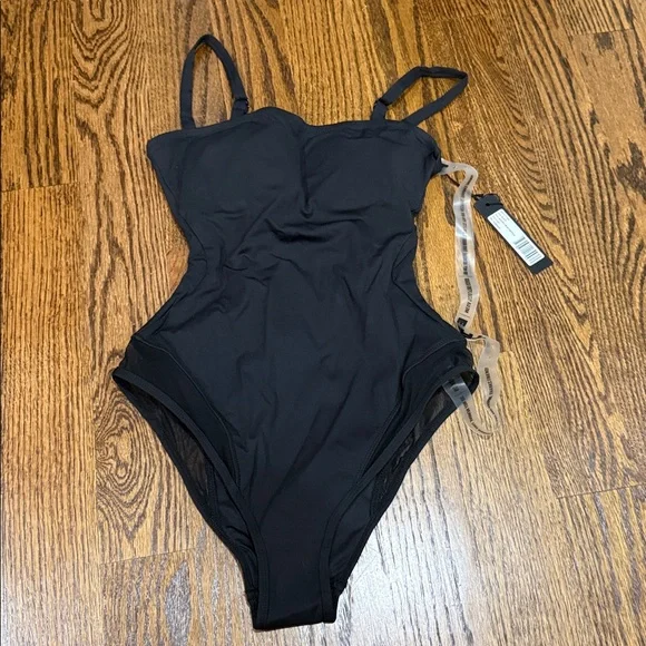 Elegant Black One-Piece Swimsuit - Picture 4 of 8